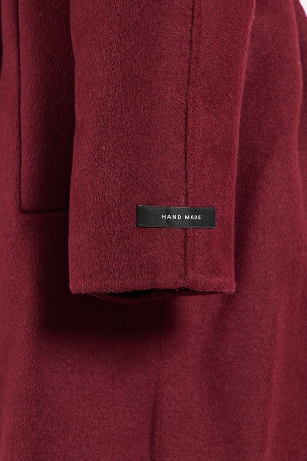 [25WT] 벨티드 핸드메이드 코트는 다크 레드와 블랙 컬러로 출시된 여성용 코트입니다. 가을과 겨울에 어울리는 두꺼운 두께감의 롱 기장 코트로, 클래식하고 엘레강스한 스타일을 연출합니다. 부드러운 촉감의 폴리에스테르, 울, 아크릴, 레이온, 나일론 혼방 소재로 제작되었으며, 싱글 버튼 여밈과 벨트 디테일이 특징입니다. 레귤러 핏으로 허리 라인을 강조하여 여성스러운 실루엣을 완성하며, 오피스룩, 모임룩, 겨울 데일리룩 등 다양한 TPO에 활용 가능합니다. 미니멀하고 시크한 스타일을 선호하는 고객에게 추천합니다.
