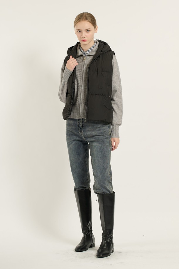 [25WT] 다운 베스트 - BLACK B5D9F87599는 겨울철 보온성을 책임지는 여성용 다운 베스트입니다. 미니멀한 디자인과 무지 패턴으로 어떤 스타일에도 쉽게 매치할 수 있으며, 부드러운 촉감의 폴리에스테르 소재를 사용하여 편안한 착용감을 선사합니다. 레귤러 핏과 지퍼형 여밈 방식으로 간편하게 착용할 수 있으며, 레이어링이 용이하여 다양한 스타일을 연출할 수 있습니다. 덕다운 충전재(솜털 90%, 깃털 10%)와 두꺼운 두께로 뛰어난 보온성을 제공하며, 전면 포켓 디테일로 실용성을 더했습니다. 겨울 데일리룩, 산책룩 등 다양한 TPO에 활용 가능한 블랙, 아이보리 컬러의 다운 베스트입니다.
