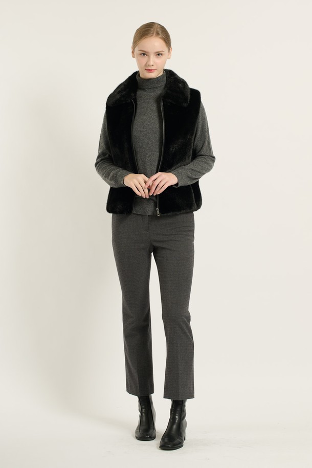 [25WT] 페이크 퍼 베스트 - BLACK B5D9I97199는 부드러운 촉감과 뛰어난 보온성을 자랑하는 여성용 페이크 퍼 베스트입니다. 슬림핏 디자인과 크롭 기장으로 세련된 스타일을 연출하며, 전면 지퍼 디테일로 포인트를 더했습니다. 블랙 컬러의 무지 패턴으로 어떤 룩에도 쉽게 매치할 수 있으며, 가을, 겨울철 데일리룩, 모임룩, 데이트룩 등 다양한 TPO에 활용하기 좋습니다. 폴리에스터 소재의 안감과 두꺼운 두께감으로 따뜻함을 선사하며, 미니멀, 클래식, 시크 스타일을 즐기는 여성에게 추천합니다. 민소매 디자인으로 레이어드하여 더욱 멋스럽게 연출할 수 있습니다.
