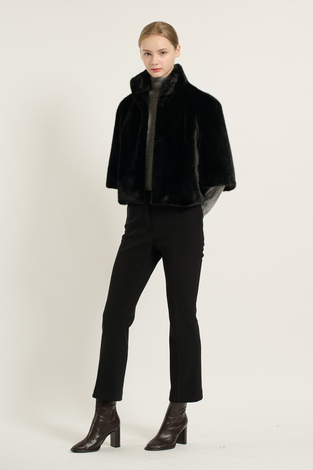 [25WT] 하이넥 페이크 퍼 재킷 - BLACK B5D9I97299는 겨울철 시크하고 우아한 스타일을 연출해 줄 여성용 하이넥 페이크 퍼 재킷입니다. 부드러운 촉감의 폴리에스터 소재로 제작되어 뛰어난 보온성을 자랑하며, 숏 기장과 자연스러운 핏으로 편안한 착용감을 선사합니다. 블랙과 실버 두 가지 컬러로 출시되어 다양한 룩에 매치하기 용이하며, 무지 디자인과 양옆 포켓, 그리고 세심한 마감 처리로 고급스러운 분위기를 더했습니다. 겨울 데일리룩, 모임룩, 파티룩 등 TPO에 맞춰 시크하고 클래식한 스타일을 완성해보세요.
