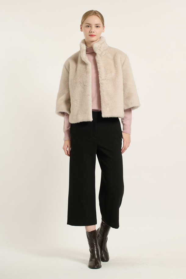 세련되고 우아한 무드의 여성용 [25WT] 하이넥 페이크 퍼 재킷 - SILVER B5D9I97209입니다. 부드러운 촉감의 두꺼운 폴리에스테르 소재로 제작되어 겨울철 보온성을 높여줍니다. 하이넥 디자인과 히든 버튼 여밈 방식으로 깔끔한 실루엣을 연출하며, 세미 오버핏으로 편안하게 착용 가능합니다. 실버와 블랙 두 가지 컬러로 출시되어 다양한 스타일 연출이 가능하며, 일상, 데이트, 모임 등 다양한 TPO에 활용하기 좋습니다. 내부에는 폴리에스터 안감이 덧대어져 있으며, 긴 소매 기장과 실용적인 주머니 디테일로 편의성을 더했습니다.
