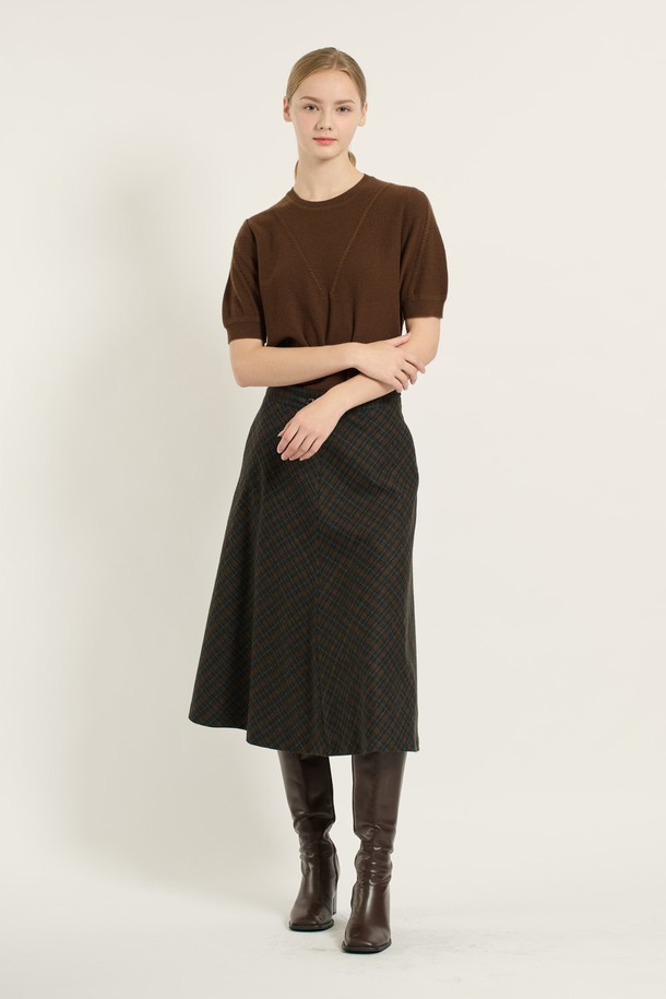 [25WT] 훌 체크 스커트 - DARK KHAKI B5D9S20283는 여성스러운 실루엣을 연출하는 다크 카키 컬러의 체크 스커트입니다. 가을, 겨울 시즌에 어울리는 중간 두께의 플레어 A라인 스커트로, 우아하고 클래식한 스타일을 제안합니다. 폴리에스터와 모 혼방 소재로 제작되어 편안함과 고급스러운 분위기를 동시에 느낄 수 있습니다. 허리 부분의 섬세한 디테일과 다리 라인을 아름답게 강조하는 디자인이 특징입니다. 오피스룩, 모임룩, 가을 나들이룩 등 다양한 TPO에 활용 가능한 미디 스커트입니다.
