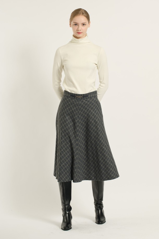 [25WT] 훌 체크 스커트 - M GRAY (B5D9S20216)는 여성스러운 무드를 연출하는 훌 스커트입니다. M GRAY 색상의 체크 패턴으로, 겨울철 데일리룩, 모임룩, 데이트룩 등 다양한 TPO에 활용하기 좋습니다. 부드러운 촉감의 폴리에스터, 모 혼방 소재로 제작되었으며, 허리선의 슬림한 벨트 디테일과 자연스럽게 퍼지는 A라인/플레어 실루엣이 특징입니다. 슬림 핏으로 우아하고 여성스러운 스타일을 완성하며, 다양한 상의와 매치하여 클래식, 미니멀, 로맨틱 스타일을 연출할 수 있습니다. 두께감 있는 소재로 따뜻하게 착용 가능하며, 편안한 착용감을 선사합니다.
