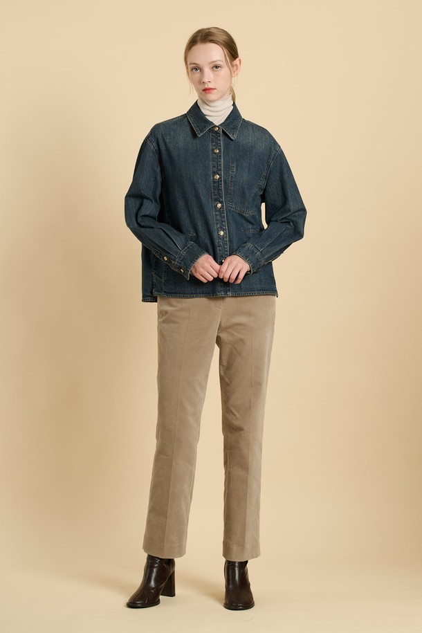 다크 블루 컬러의 [25WT] 포켓 포인트 데님 블라우스입니다. 면 소재로 제작되어 부드러운 촉감을 선사하며, 레귤러핏과 긴 소매 기장으로 편안하게 착용할 수 있습니다. 심플한 디자인에 포켓 디테일이 더해져 캐주얼한 매력을 더하며, 카라넥과 버튼 클로징으로 클래식한 무드를 연출합니다. 봄, 가을 시즌에 출근룩 또는 데이트룩 등 다양한 TPO에 맞춰 스타일리시하게 연출해보세요. 베이직하면서도 세련된 디자인으로 미니멀한 스타일을 즐기는 여성분들에게 추천합니다.
