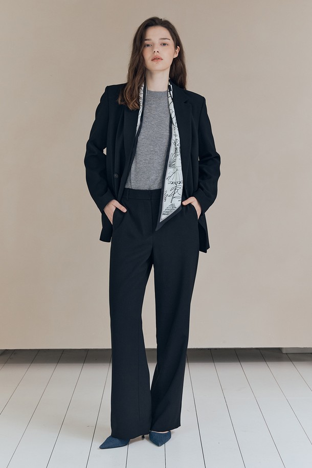 [25FA] 더블브레스티드 재킷 - BLACK A5F8J12299는 여성 고객을 위한 아우터 상품입니다. 모던, 클래식, 엘레강스 스타일을 추구하는 분들께 적합하며, 일상, 오피스룩, 출근룩, 모임룩 등 다양한 TPO에 활용할 수 있습니다. 레귤러핏의 블랙 컬러, 무지 패턴의 더블버튼 디자인으로 시크하고 미니멀한 스타일을 연출합니다. 폴리에스테르와 폴리우레탄 혼방 소재로 제작되어 부드러운 촉감을 선사하며, 가을 시즌에 적합한 두께감입니다. 클린한 숄더라인, 버튼 강조, 이너 레이어링 디테일, 세트업 가능한 점이 특징입니다.
