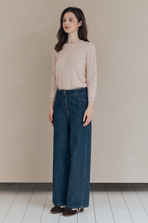 [25FA] 와이드레그 데님 팬츠 - DARK BLUE A5F8P35954는 여성용 데님 팬츠입니다. 짙은 다크 블루 컬러의 무지 면 소재로 제작되어 가을에 적합하며, 클래식한 스타일을 연출합니다. 하이웨스트 디자인과 와이드핏으로 현대적인 실루엣을 강조하며, 세련된 디자인이 돋보입니다. 가을 나들이룩이나 데이트룩에 매치하여, 미니멀하고 시크한 스타일을 완성해보세요.
