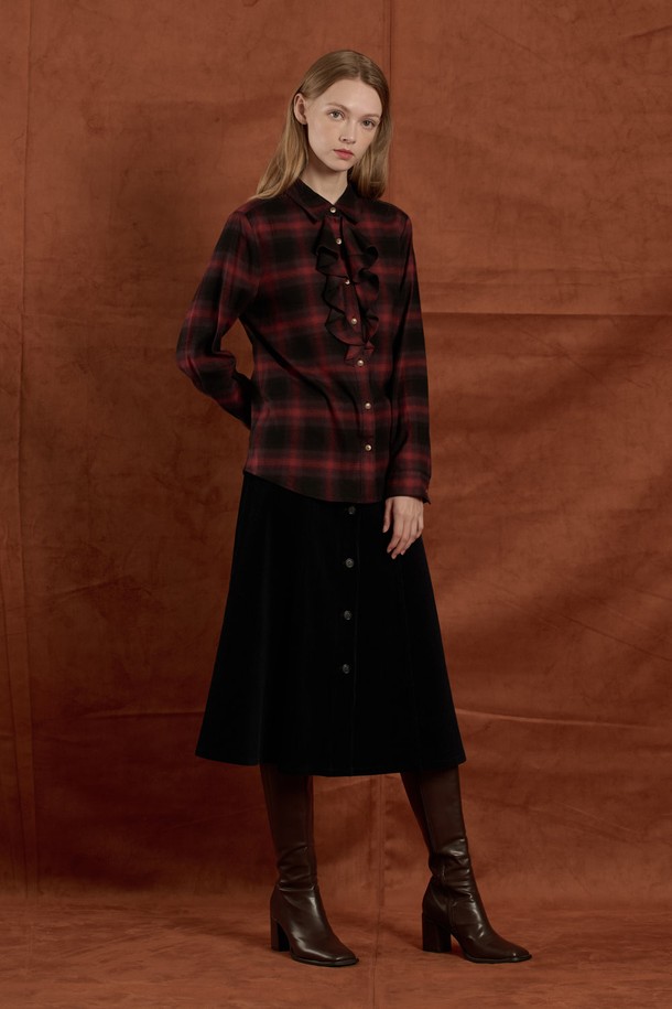 [25WT] 러플 체크 블라우스 - RED B5W9B40224는 여성용 블라우스로, 클래식하고 페미닌한 스타일을 연출합니다. 레드와 카키 두 가지 컬러로 출시되었으며, 면과 레이온 혼방 소재로 제작되어 부드러운 촉감을 선사합니다. 라운드넥에 긴 소매, 레귤러핏, 레귤러 기장으로 디자인되었으며, 체크 패턴과 러플 디테일이 특징입니다. 데이트룩, 카페룩, 모임룩 등 다양한 TPO에 미니멀, 클래식, 로맨틱 스타일로 연출할 수 있으며, 다양한 하의와 레이어드하여 사계절 내내 활용 가능합니다.
