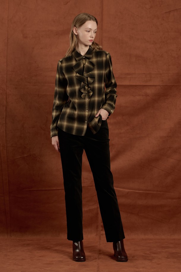 [25WT] 러플 체크 블라우스 - KHAKI B5W9B40245는 가을, 겨울 시즌에 어울리는 여성 블라우스입니다. 클래식한 무드의 카키 컬러 체크 패턴이 돋보이며, 라운드넥과 긴 소매, 레귤러핏으로 디자인되었습니다. 부드러운 면과 레이온 혼방 소재로 제작되어 간편한 착용감을 선사하며, 두꺼운 두께감으로 따뜻하게 입을 수 있습니다. 러플 디테일과 버튼 장식이 여성스러운 포인트를 더하며, 단독 또는 레이어드 스타일링 모두 활용 가능합니다. 가을 나들이룩, 겨울 데일리룩, 모임룩 등 다양한 TPO에 맞춰 클래식, 미니멀, 캐주얼 스타일로 연출해보세요.
