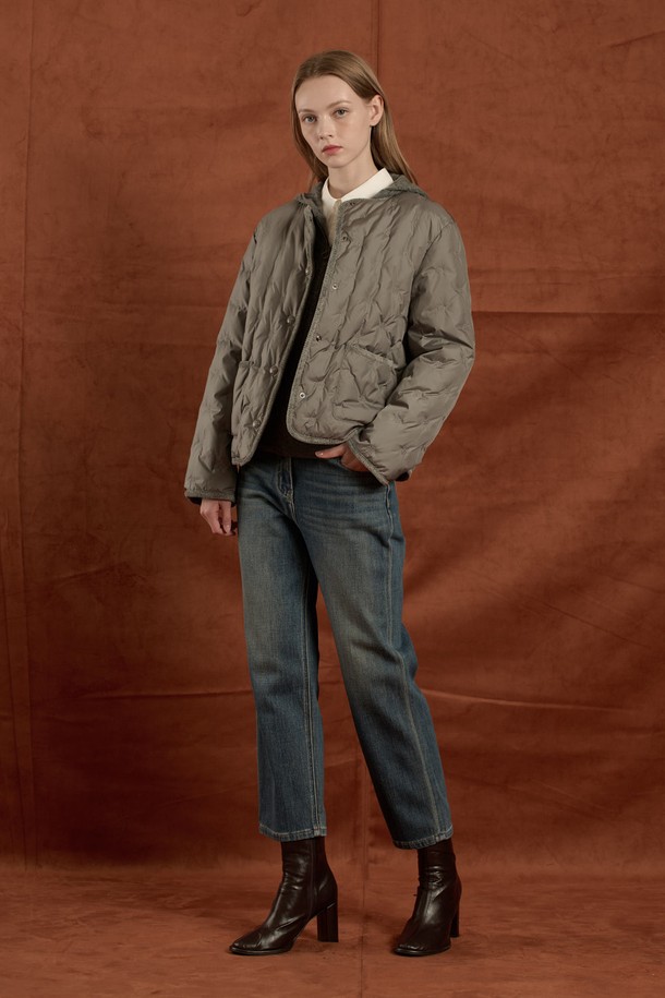 [25WT] 메탈 자수 구스 다운 - LIGHT M GRAY B5W9F80296는 여성용 아우터 구스다운입니다. 겨울철 일상 및 비즈니스 캐주얼에 적합하며, 베이직하고 캐주얼한 스타일을 연출합니다. LIGHT M GRAY 및 DARK BROWN 두 가지 색상으로 출시되었으며, 메탈 자수 포인트와 포켓 디테일이 특징입니다. 구스다운 충전재(솜털 80%, 깃털 20%)를 사용하여 가볍고 따뜻하며, 스트레이트 핏의 레귤러 기장으로 제작되었습니다. 긴 소매와 버튼 여밈 방식의 두꺼운 두께감으로 겨울철 보온성을 높였습니다.
