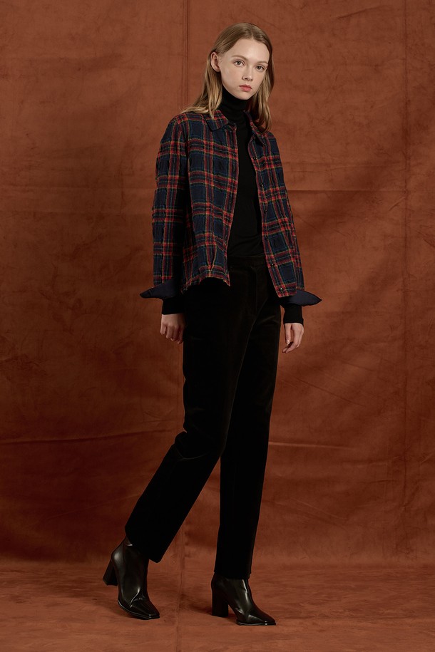 [25WT] 울 체크 블라우스 - NAVY B5W9B41055는 여성용 블라우스로, 가을과 겨울에 어울리는 두꺼운 울 소재의 체크 패턴이 특징입니다. 네이비와 그린 컬러로 출시되었으며, 클래식하고 베이직한 스타일을 연출합니다. 루즈핏으로 편안한 착용감을 제공하며, 긴 소매와 버튼 디테일이 돋보입니다. 일상복, 출근룩, 모임룩 등 다양한 TPO에 활용 가능하며, 아우터로도 활용할 수 있어 보온성을 높였습니다.
