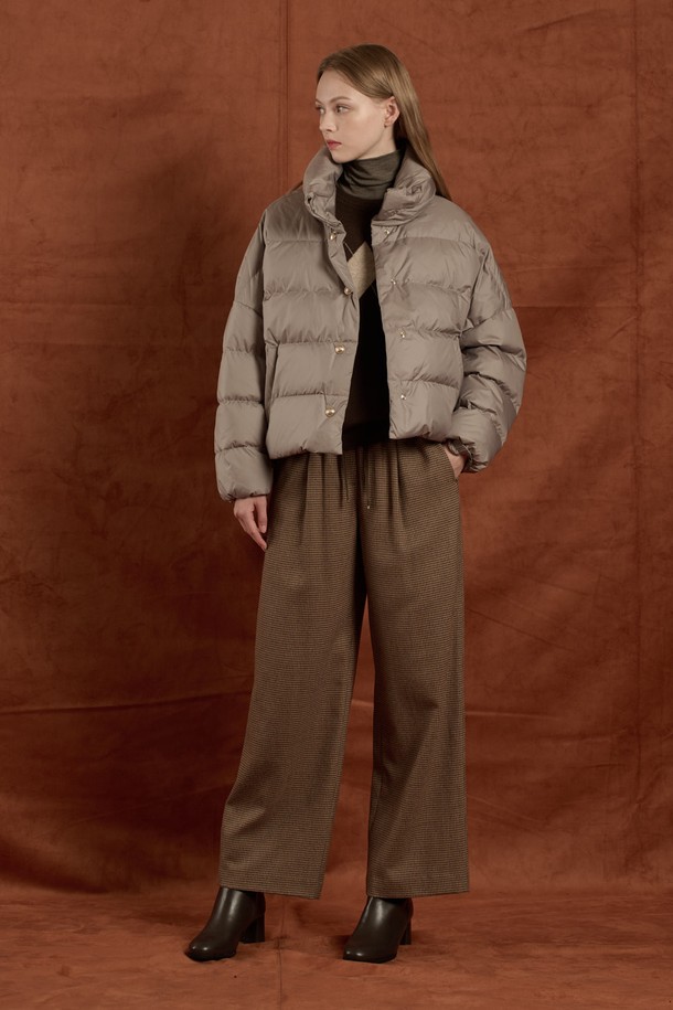 [25WT] 하이넥 구스 다운 - LIGHT KHAKI B5W9F80581은 겨울철 데일리룩에 어울리는 여성용 아우터입니다. 미니멀하고 클래식한 스타일을 추구하며, 은은한 LIGHT KHAKI 컬러가 특징입니다. 하이넥 디자인으로 목을 따뜻하게 감싸주며, 구스다운 충전재(솜털 80%, 깃털 20%)를 사용하여 뛰어난 보온성을 제공합니다. 부드러운 촉감의 폴리에스터 소재로 제작되었으며, 무지 패턴과 레귤러핏으로 깔끔한 실루엣을 연출합니다. 버튼 여밈 방식의 크롭 기장 긴소매 디자인으로, 다양한 스타일링에 활용하기 좋습니다.
