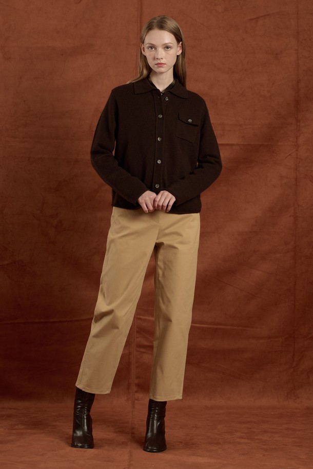 [25WT] 울 셔츠형 니트 가디건 - BROWN B5W9K10574는 여성용 니트 가디건으로, 가을과 겨울에 착용하기 좋습니다. 브라운과 멀티 그레이 컬러로 출시되었으며, 클래식하고 포멀한 스타일을 연출할 수 있습니다. 고급스러운 울 소재로 제작되어 부드러운 촉감을 선사하며, 레귤러 핏과 셔츠 칼라 디자인이 특징입니다. 넉넉한 두께감과 긴 소매 기장으로 따뜻함을 더하며, 포켓과 단추 디테일로 포인트를 주었습니다. 오피스룩, 모임룩, 겨울 데일리룩 등 다양한 TPO에 활용하기 좋은 아이템입니다.
