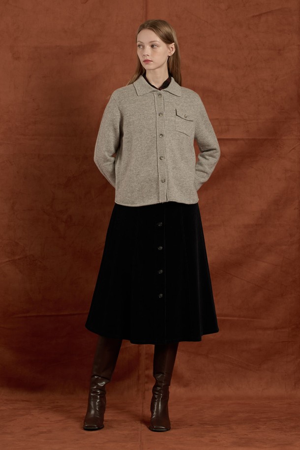 [25WT] 울 셔츠형 니트 가디건 - MULTI M GRAY B5W9K10597는 여성용 상의 니트 가디건입니다. 가을, 겨울 시즌에 어울리는 두꺼운 두께감의 울(모) 100% 소재로 제작되어 부드러운 촉감을 자랑합니다. 셔츠 칼라와 앞 단추 디자인, 왼쪽 가슴 포켓 디테일이 돋보이며, 베이직하고 클래식한 스타일을 연출합니다. 레귤러핏과 긴소매 기장으로 모임룩, 겨울 데일리룩 모두 소화 가능하며, 미니멀하고 클래식한 무드를 선호하는 분들께 추천합니다.
