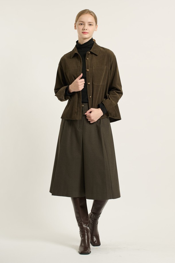 [25WT] 루즈핏 코듀로이 셔츠 - DARK KHAKI B5D9B40183는 넉넉한 루즈핏으로 편안한 착용감을 선사하는 셔츠입니다. 부드러운 촉감의 코듀로이 소재로 제작되어 봄, 가을 시즌에 활용하기 좋으며, 다크 카키 컬러가 세련된 분위기를 더합니다. 베이직하면서도 캐주얼한 스타일로, 출근룩이나 비즈니스 캐주얼, 혹은 캐주얼, 클래식, 미니멀 스타일 연출에도 적합합니다. 긴 소매와 카라 디자인, 그리고 실용적인 포켓 디테일까지 갖춰 활용도를 높였습니다. 두꺼운 두께감으로 보온성을 더했습니다.
