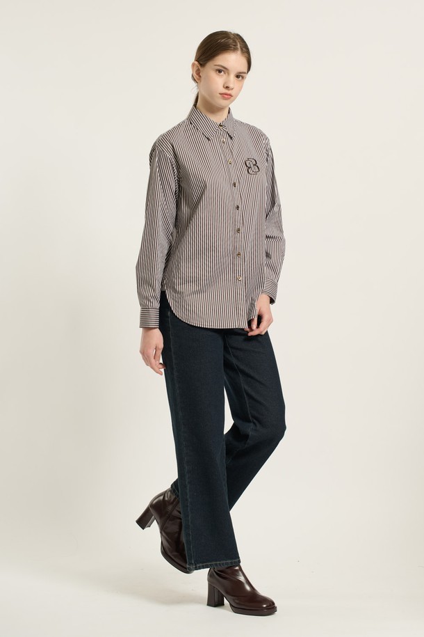 [25WT] 빅로고 스트라이프 셔츠 - BROWN B5D9B40374는 남성용 상의 셔츠로, 베이직하고 캐주얼한 스타일을 연출합니다. 봄, 가을에 적합하며, 레귤러핏과 레귤러 기장으로 편안한 착용감을 제공합니다. 브라운 컬러의 면 소재에 스트라이프 패턴과 빅 로고 디테일이 포인트로 더해졌습니다. 차이나칼라와 긴소매 디자인으로, 캐주얼, 클래식, 미니멀한 스타일을 모두 소화할 수 있습니다.
