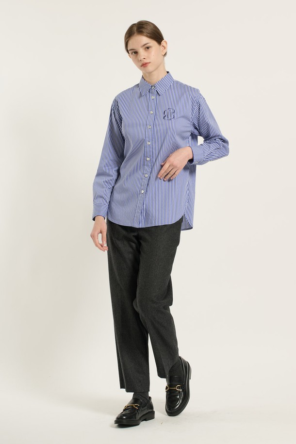 [25WT] 빅로고 스트라이프 셔츠 - M BLUE(블루)는 여성용 셔츠/블라우스입니다. 봄, 여름에 착용하기 좋은 얇은 두께의 면 소재 레귤러핏 셔츠로, 베이직하고 클래식한 스타일을 연출합니다. 차이나칼라, 긴 소매, 버튼 여밈 방식이며, 뻣뻣한 촉감과 빅로고 디테일이 특징입니다. 출근룩, 오피스룩, 비즈니스 캐주얼에 활용하기 좋으며, 클래식하고 미니멀한 스타일을 선호하는 분들께 추천합니다. 스트라이프 패턴과 빅로고 디자인이 돋보이는 셔츠입니다.
