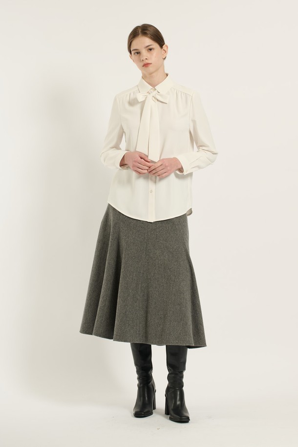 [25WT] 셔츠카라 타이 블라우스 - IVORY B5D9B40413는 여성스러운 실루엣을 연출하는 아이보리 컬러의 블라우스입니다. 셔츠 카라 디자인과 타이 디테일이 클래식하면서도 엘레강스한 분위기를 선사합니다. 봄, 가을 시즌에 적합하며, 레귤러 핏과 긴 소매 기장으로 편안하게 착용할 수 있습니다. 오피스룩, 모임룩, 소개팅룩 등 다양한 TPO에 활용 가능하며, 미니멀, 로맨틱 스타일을 즐기는 분들께 추천합니다. 무지 디자인으로 어떤 하의와도 쉽게 매치할 수 있어 활용도가 높습니다.
