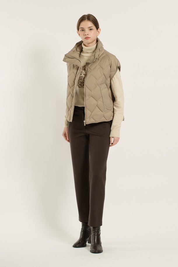 [25WT] 다이아 베스트 덕 다운 - M BEIGE B5D9F87872는 겨울철 캐주얼룩을 위한 여성 베스트입니다. 부드러운 촉감의 덕다운 소재, 두꺼운 두께감으로 따뜻함을 선사하며, 다이아몬드 퀼팅 패턴이 돋보입니다. 크롭 기장에 오버핏으로 디자인되어 편안한 착용감을 제공하며, 하이넥과 집업 여밈 방식으로 보온성을 높였습니다. 캠핑룩, 미니멀, 클래식 스타일 연출에 활용하기 좋습니다. 베이지 컬러로 다양한 겨울 스타일링에 매치하기 용이합니다.
