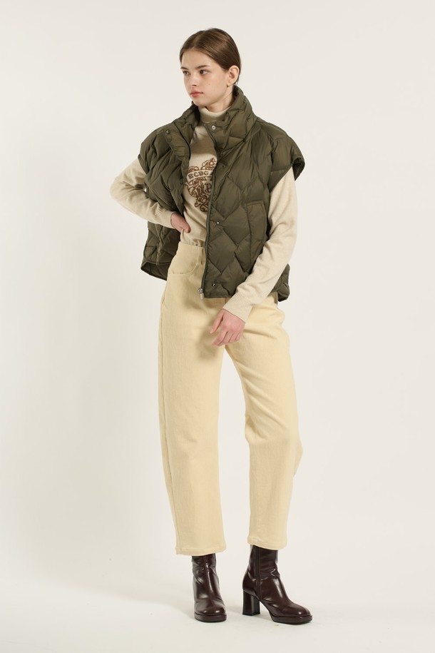 [25WT] 다이아 베스트 덕 다운 - KHAKI B5D9F87845는 여성용 캐주얼 패딩 베스트입니다. 겨울철에 적합하며, 부드러운 촉감의 덕다운 충전재와 두꺼운 두께로 따뜻함을 제공합니다. 카키색 무지 디자인에 레귤러핏과 레귤러 기장으로 제작되었으며, 퀄팅 디자인이 특징입니다. 스냅 여밈 방식으로 간편하게 착용할 수 있으며, 민소매 스타일로 레이어드 연출에 용이합니다. 캐주얼, 미니멀, 클래식 스타일을 선호하는 고객에게 적합합니다.
