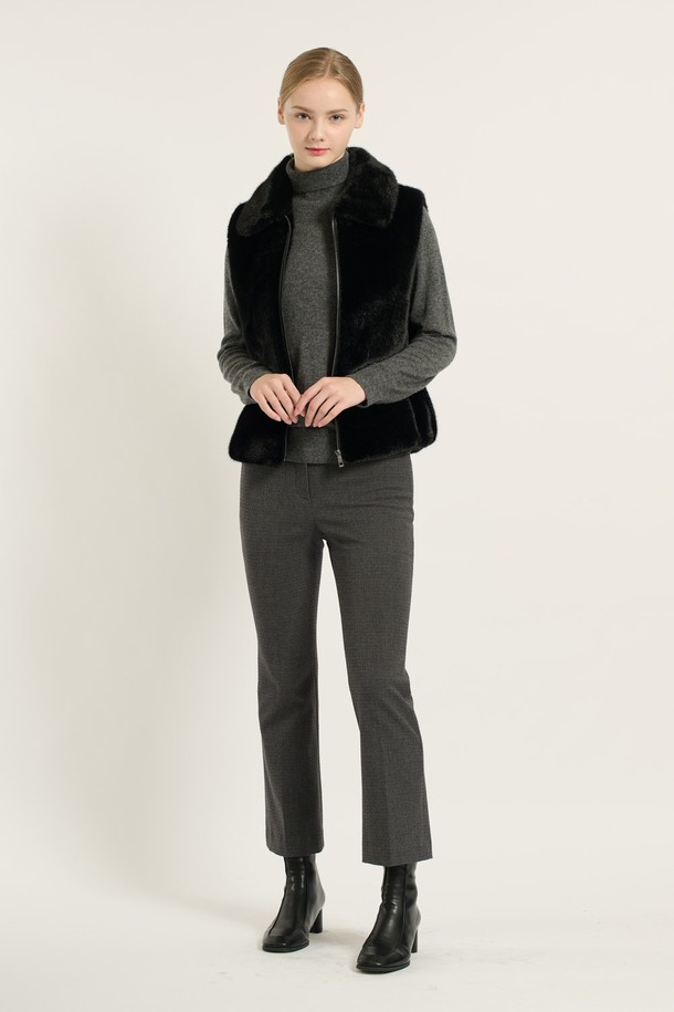 [25WT] 페이크 퍼 베스트 - BLACK B5D9F97199는 여성들을 위한 아우터 카테고리의 베스트 상품입니다. 가을과 겨울에 착용하기 좋은 두꺼운 두께감의 페이크 퍼 소재로 제작되어 부드러운 촉감을 선사합니다. 블랙 컬러의 무지 디자인에 크롭 기장과 레귤러핏으로 베이직하면서도 클래식한 스타일을 연출하며, 민소매와 퍼 카라 디테일이 특징입니다. 모임룩이나 미니멀한 스타일을 선호하는 분들께 추천하는 아이템입니다.
