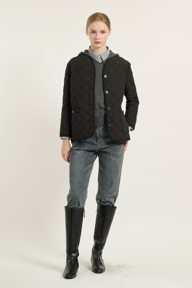 [25WT] 브이넥 바인딩 퀼팅 - BLACK B5D9G87699는 여성용 아우터 점퍼입니다. 가을과 겨울에 적합하며, 베이직하고 캐주얼한 스타일을 연출할 수 있습니다. 블랙 색상의 퀼팅 패턴, 레귤러 기장의 두꺼운 두께감으로 따뜻함을 더합니다. 브이넥 디자인과 버튼 여밈 방식, 레귤러 핏으로 편안하게 착용할 수 있으며, 바인딩 디테일이 특징입니다. 캐주얼, 클래식, 미니멀 무드를 즐기는 분들께 추천합니다.
