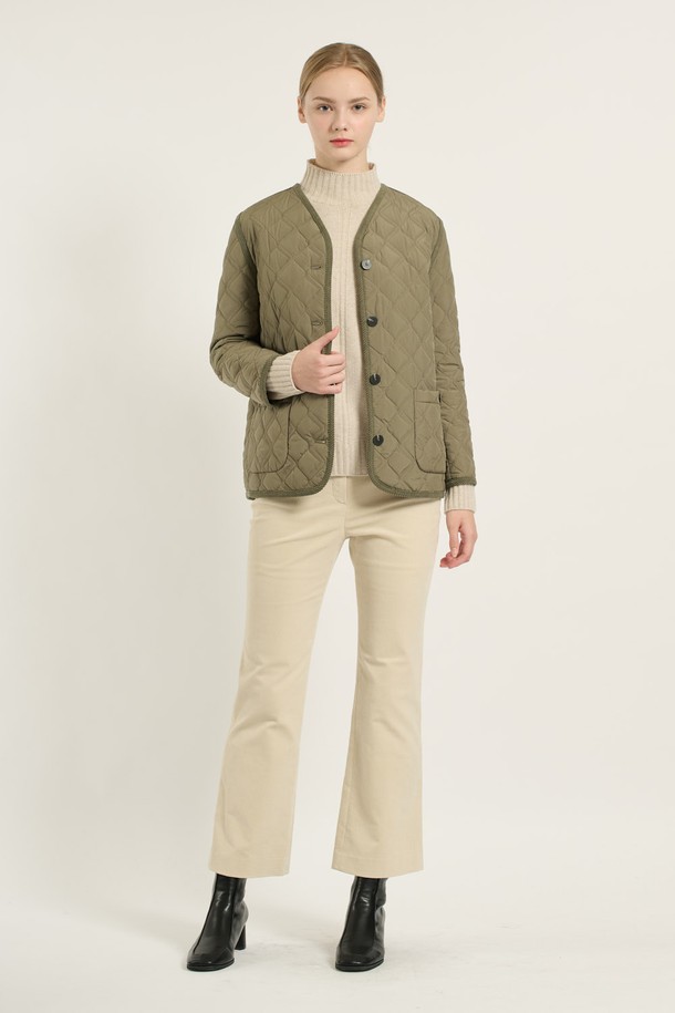 [25WT] 브이넥 바인딩 퀼팅 - KHAKI (카키) B5D9G87645는 여성용 점퍼입니다. 봄, 가을에 어울리는 두꺼운 두께감의 크롭 기장 아우터로, 베이직하고 캐주얼한 스타일을 연출합니다. 브이넥 라인과 바인딩, 퀼팅 디자인이 특징이며, 긴 소매와 버튼 여밈 방식으로 제작되었습니다. 레귤러핏으로 제작되어 편안한 착용감을 선사하며, 데일리룩에 활용하기 좋습니다.
