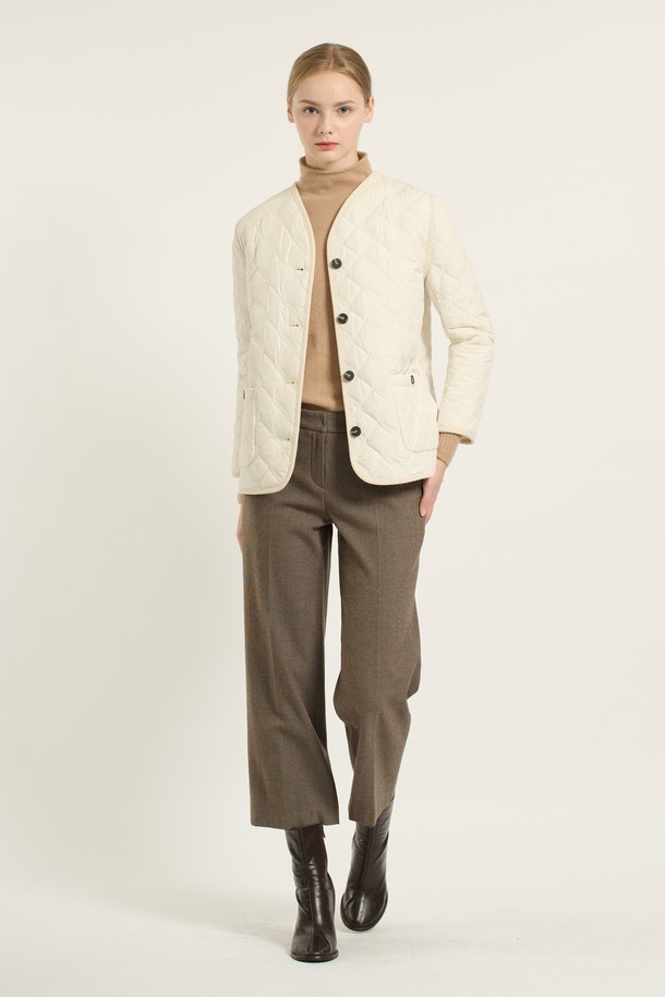 아이보리 컬러의 [25WT] 브이넥 바인딩 퀼팅 점퍼입니다. 가을과 겨울에 착용하기 좋은 두꺼운 두께감으로, 캐주얼하고 베이직한 스타일을 연출합니다. 크롭 기장에 7부 소매, 브이넥 디자인과 바인딩 디테일이 특징입니다. 레귤러핏으로 편안하게 착용 가능하며, 퀼팅 패턴이 돋보입니다. 일상복으로 활용하기 좋은 여성 점퍼입니다.
