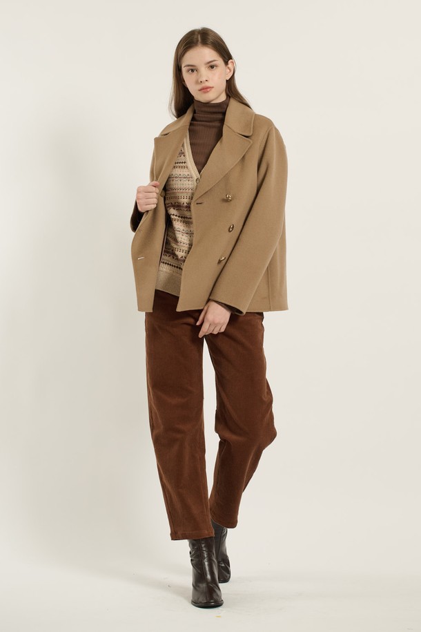 세련된 무드의 여성 [25WT] 더블 단추 핸드메이드 재킷입니다. 베이지 컬러와 울 소재, 두꺼운 두께감으로 가을, 겨울 시즌에 따뜻하고 포근하게 착용할 수 있습니다. 클래식하고 미니멀한 디자인에 테일러드 칼라와 레귤러핏으로 세련된 실루엣을 연출합니다. 오피스룩, 출근룩, 모임룩 등 다양한 TPO에 활용 가능한 아이템입니다. 긴 소매 기장과 핸드메이드 코트 타입으로 완성도를 높였습니다.
