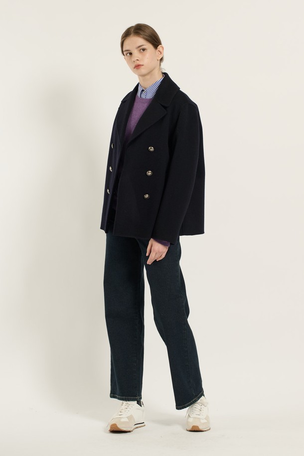 [25WT] 더블 단추 핸드메이드 재킷 - DARK NAVY B5D9H80156는 가을과 겨울, 당신의 품격을 높여줄 여성용 아우터입니다. 다크 네이비 컬러의 무지 디자인으로, 클래식하고 미니멀한 스타일을 연출합니다. 울 소재와 두꺼운 두께감으로 따뜻함을 선사하며, 레귤러핏과 레귤러 기장으로 편안한 착용감을 제공합니다. 더블 버튼 디테일이 돋보이는 핸드메이드 코트로, 오피스룩, 출근룩, 모임룩 등 다양한 TPO에 활용 가능합니다.
