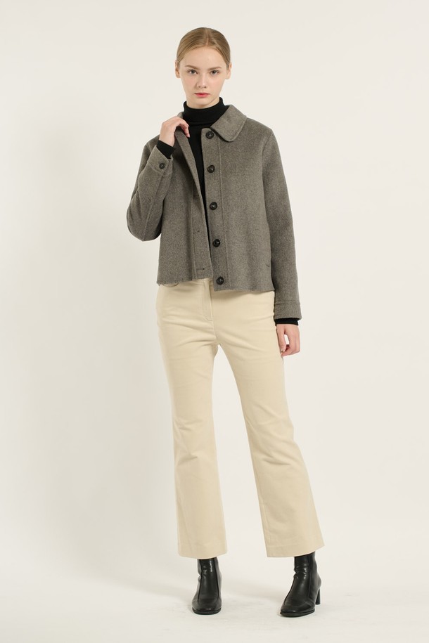 [25WT] 스탠카라 크롭 핸드메이드 재킷은 여성용 아우터로, 가을과 겨울에 착용하기 좋은 두꺼운 울 소재의 재킷입니다. 미니멀하고 클래식한 스타일을 추구하며, 오피스룩, 출근룩, 모임룩에 적합합니다. 그레이 컬러의 무지 패턴으로, 레귤러핏과 스탠카라 디자인, 버튼 여밈 방식, 긴 소매 기장, 크롭 기장이 특징입니다. 핸드메이드 방식으로 제작되어 고급스러운 분위기를 연출하며, 클래식, 미니멀, 시크 스타일을 좋아하는 여성분들께 추천합니다.
