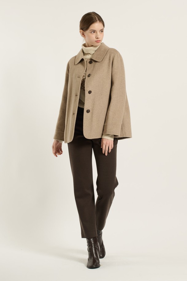 세련된 무드를 연출하는 [25WT] 싱글 브레스트 핸드메이드 하프 코트입니다. 부드러운 촉감의 울 소재로 제작되어 가을, 겨울 시즌에 따뜻하게 착용할 수 있습니다. 베이지 컬러의 무지 디자인과 레귤러핏, 하프 기장으로 미니멀하고 클래식한 스타일을 완성합니다. 싱글 버튼 여밈 방식과 긴 소매 디자인으로 출근룩, 오피스룩, 모임룩 등 다양한 TPO에 활용 가능합니다. 핸드메이드 공법으로 제작되어 높은 퀄리티를 자랑하는 싱글 코트입니다.
