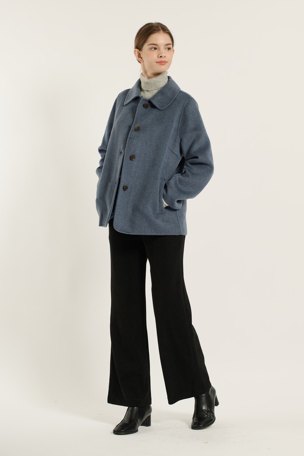 [25WT] 싱글 브레스트 핸드메이드 하프 코트 - M BLUE B5D9H87253는 가을, 겨울 시즌에 어울리는 여성용 하프 코트입니다. 클래식하고 미니멀한 스타일로, 울 소재 특유의 부드러운 촉감과 두꺼운 두께감이 특징입니다. 핸드메이드 방식으로 제작되어 고급스러움을 더하며, 싱글 버튼 여밈 방식으로 깔끔한 실루엣을 연출합니다. 레귤러핏으로 제작되어 편안한 착용감을 제공하며, 출근룩, 오피스룩, 모임룩 등 다양한 TPO에 활용 가능합니다.
