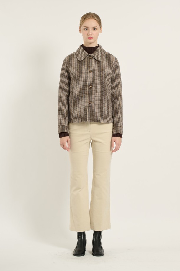 [25WT] 스탠카라 크롭 체크 핸드메이드 재킷은 여성용 아우터로, 가을과 겨울에 착용하기 좋은 두꺼운 울 소재의 재킷입니다. 베이지 컬러에 클래식하고 미니멀한 무드의 체크 패턴이 특징이며, 스탠카라 디자인과 크롭 기장으로 세련된 실루엣을 연출합니다. 핸드메이드 방식으로 제작되어 높은 퀄리티를 자랑하며, 레귤러핏으로 제작되어 편안한 착용감을 제공합니다. 버튼 여밈 방식과 긴 소매 기장으로 오피스룩, 출근룩, 모임룩 등 다양한 TPO에 활용할 수 있습니다.
