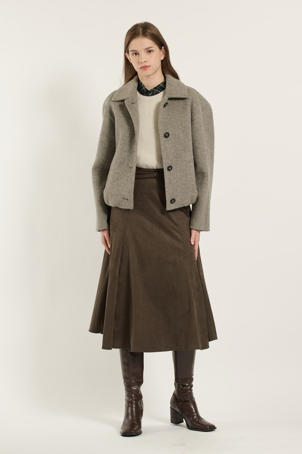 [25WT] 스탠카라 스트링볼륨 핸드메이드 재킷은 여성용 아우터입니다. 클래식하고 미니멀한 스타일의 그레이 컬러 자켓으로, 가을과 겨울에 착용하기 좋습니다. 울 소재의 두꺼운 두께감과 뻣뻣한 촉감이 특징이며, 핸드메이드 방식으로 제작되어 볼륨감 있는 실루엣을 연출합니다. 레귤러핏에 버튼 여밈 방식이며, 크롭 기장과 긴 소매 디자인으로 세련된 오피스룩, 출근룩, 모임룩을 완성해보세요.
