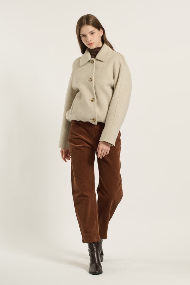 [25WT] 스탠카라 스트링볼륨 핸드메이드 재킷 - OATMEAL B5D9J10277은 가을과 겨울, 여성 고객을 위한 아우터입니다. 오트밀 컬러의 무지 디자인으로, 클래식하고 미니멀한 스타일을 연출합니다. 루즈 핏의 스탠카라 재킷으로, 부드러운 울 소재와 두꺼운 두께감이 특징입니다. 긴 소매 기장과 핸드메이드 코트 타입으로, 오피스룩, 출근룩, 모임룩 등 다양한 TPO에 활용 가능합니다. 볼륨감을 더해 시크한 매력을 선사하며, 버튼 여밈 방식으로 간편하게 착용할 수 있습니다.
