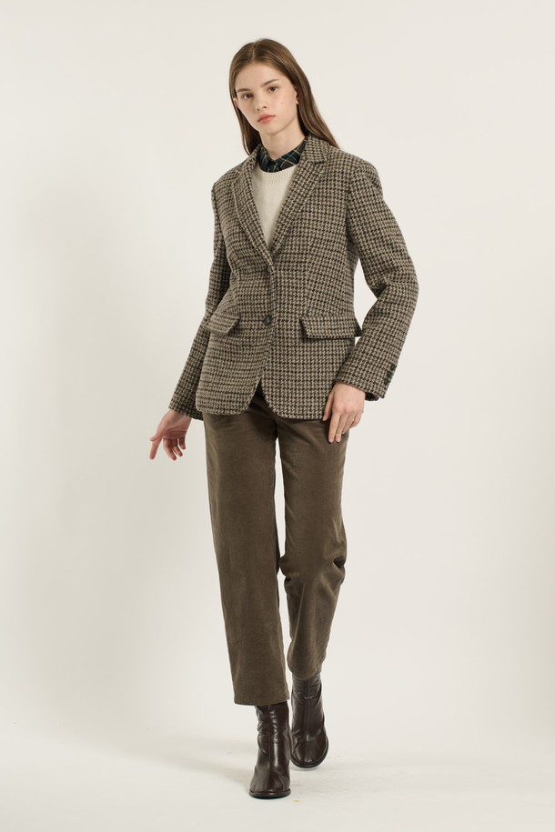 [25WT] 부클 체크 재킷 - M BROWN B5D9J10779는 부드러운 부클 소재로 제작된 여성용 자켓입니다. 브라운 컬러의 클래식한 체크 패턴이 특징이며, 가을과 겨울에 따뜻하게 착용할 수 있습니다. 싱글 버튼 여밈 방식과 테일러드 코트 타입으로, 오피스룩, 출근룩, 모임룩 등 다양한 TPO에 활용 가능합니다. 레귤러핏과 긴 소매 기장으로 편안함을 더했으며, 포켓 디테일이 돋보입니다. 클래식하고 미니멀한 스타일을 연출하기에 좋은 아이템입니다.
