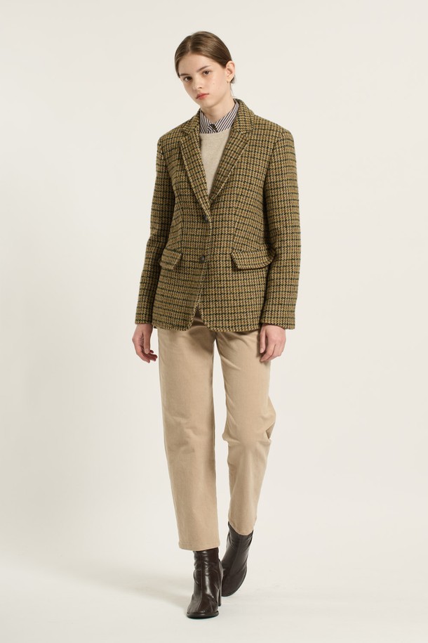 [25WT] 부클 체크 재킷 - MUSTARD B5D9J10733는 가을, 겨울 시즌에 어울리는 여성용 크롭 자켓입니다. 부드러운 촉감의 부클 소재와 두꺼운 두께감으로 따뜻함을 선사하며, 클래식한 무드의 체크 패턴이 특징입니다. 싱글 버튼 여밈 방식과 레귤러 핏으로 편안하게 착용 가능하며, 데이트룩, 모임룩, 출근룩 등 다양한 TPO에 활용할 수 있습니다. 미니멀, 시크 스타일을 즐기는 분들께 추천하며, 긴 소매와 크롭 디자인으로 세련된 실루엣을 연출합니다.
