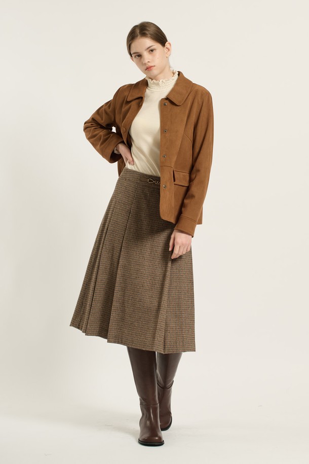 [25WT] 인조 스웨이드 재킷 - CAMEL B5D9J11480은 여성용 자켓으로, 부드러운 촉감의 인조 스웨이드와 인조 가죽 소재로 제작되었습니다. 봄, 가을에 어울리는 얇은 두께의 레귤러핏 테일러드 코트 타입이며, 카멜 컬러의 무지 디자인이 특징입니다. 싱글 버튼 여밈 방식과 긴 소매, 포켓 디테일이 돋보이는 클래식하고 미니멀한 스타일의 재킷입니다. 오피스룩, 출근룩, 모임룩 등 다양한 TPO에 시크하게 매치할 수 있습니다.
