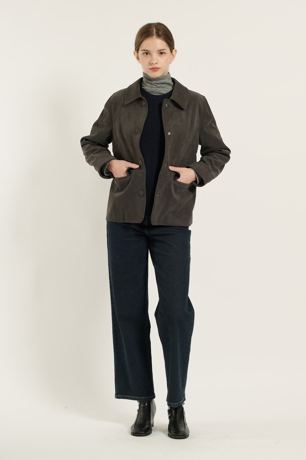 [25WT] 인조 스웨이드 재킷 - DARK GRAY B5D9J11417는 여성용 자켓입니다. 다크 그레이 컬러의 무지 디자인으로, 가을과 겨울에 착용하기 좋은 두꺼운 두께감의 레귤러핏 자켓입니다. 부드러운 촉감의 인조 스웨이드와 인조 가죽 소재를 사용하여 고급스러운 느낌을 줍니다. 싱글 버튼 여밈 방식과 카라 디테일이 돋보이며, 출근룩이나 미니멀, 클래식 스타일 연출에 적합합니다. 긴 소매 기장의 레귤러 기장 자켓입니다.
