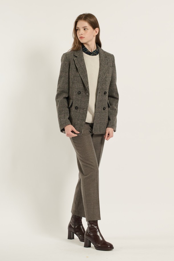 **[25WT] 더블단추의 테일러드카라 재킷 - MULTI M GRAY B5D9J11597**

가을과 겨울, 당신의 스타일을 한층 끌어올릴 여성 테일러드 재킷입니다. 클래식하고 베이직한 무드의 그레이 컬러 체크 패턴으로, 오피스룩, 출근룩, 모임룩 등 다양한 TPO에 활용 가능합니다. 레귤러핏에 두꺼운 울 소재로 제작되어 보온성을 높였으며, 더블 버튼 여밈과 테일러드 카라 디테일로 시크하고 미니멀한 스타일을 연출합니다. 긴 소매 기장과 크롭 기장이 세련된 실루엣을 완성합니다.
