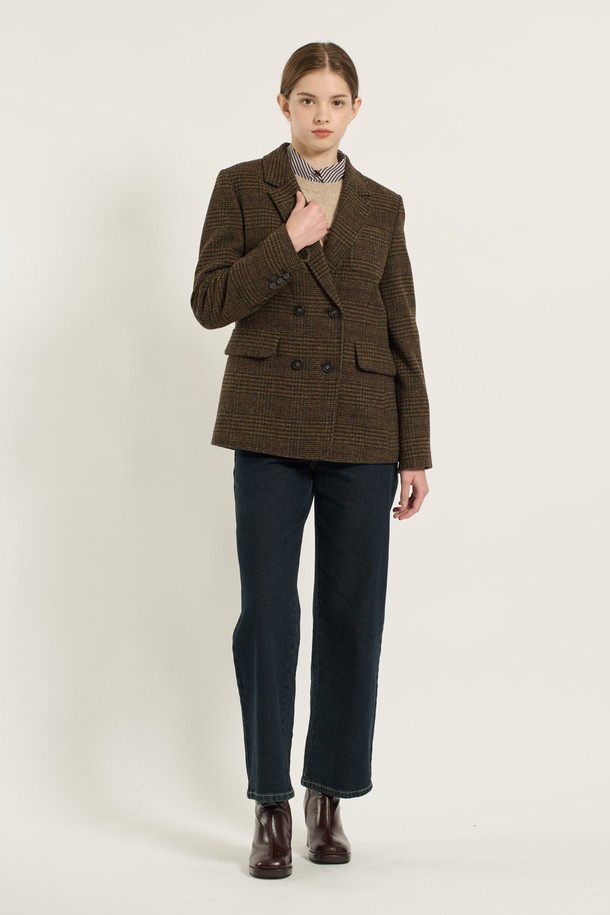 [25WT] 더블단추의 테일러드 카라 재킷 - BROWN B5D9J11574는 클래식한 무드의 여성 자켓입니다. 브라운 컬러의 울 소재로 제작되어 가을, 겨울 시즌에 적합하며, 두꺼운 두께감으로 따뜻함을 더합니다. 테일러드 카라 디자인과 더블 버튼 여밈 방식이 특징이며, 레귤러 핏으로 제작되어 편안한 착용감을 선사합니다. 오피스룩과 모임룩에 적합하며, 미니멀하고 클래식한 스타일을 연출할 수 있습니다.
