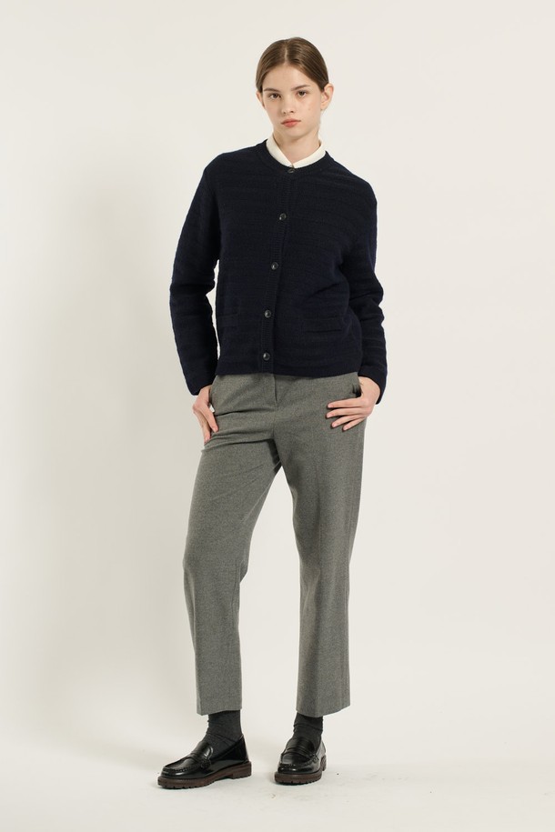 [25WT] 글리터 텍스처 스트라이프 가디건 - DARK NAVY B5D9K10256은 여성용 가디건으로, 다크 네이비 컬러에 글리터 텍스처 스트라이프 패턴이 돋보입니다. 봄, 가을 시즌에 적합하며, 베이직한 스타일을 연출하기 좋습니다. 부드러운 니트 소재로 제작되어 편안한 착용감을 제공하며, 레귤러 핏과 라운드넥 디자인으로 깔끔한 실루엣을 선사합니다. 크롭 기장에 긴 소매 디테일이 더해져 미니멀, 클래식, 캐주얼 룩에 모두 잘 어울립니다.
