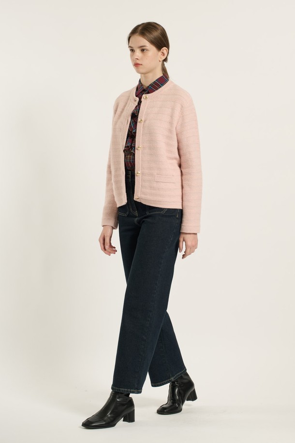 [25WT] 글리터 텍스처 스트라이프 가디건 - PINK B5D9K10222는 여성용 가디건으로, 봄, 가을에 어울리는 엘레강스 스타일을 연출합니다. 핑크 컬러의 니트 소재에 크롭 기장과 긴 소매가 특징이며, 레귤러핏 라운드넥 디자인으로 제작되었습니다. 스트라이프 패턴과 글리터 텍스처 디테일이 더해져 데이트룩, 모임룩에 포인트를 줄 수 있습니다. 부드러운 촉감의 얇은 두께로 클래식, 미니멀, 로맨틱 스타일을 즐겨 입는 분들께 추천합니다.
