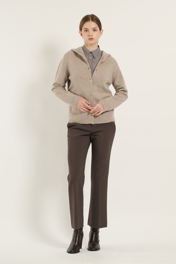 [25WT] 울 버튼 후드 가디건 - DARK BEIGE (B5D9K10373)는 여성용 상의 가디건입니다. 다크 베이지 색상의 울 소재로 제작되어 가을, 겨울에 착용하기 좋습니다. 베이직하고 캐주얼한 스타일로, 레귤러 핏에 긴 소매 기장과 레귤러 기장으로 디자인되었습니다. 후드 디자인과 버튼 여밈 방식으로, 출근룩이나 모임룩에 활용하기 좋으며, 캐주얼, 클래식, 미니멀 스타일을 연출할 수 있습니다. 두꺼운 두께감과 부드러운 촉감으로 편안하게 착용할 수 있습니다.
