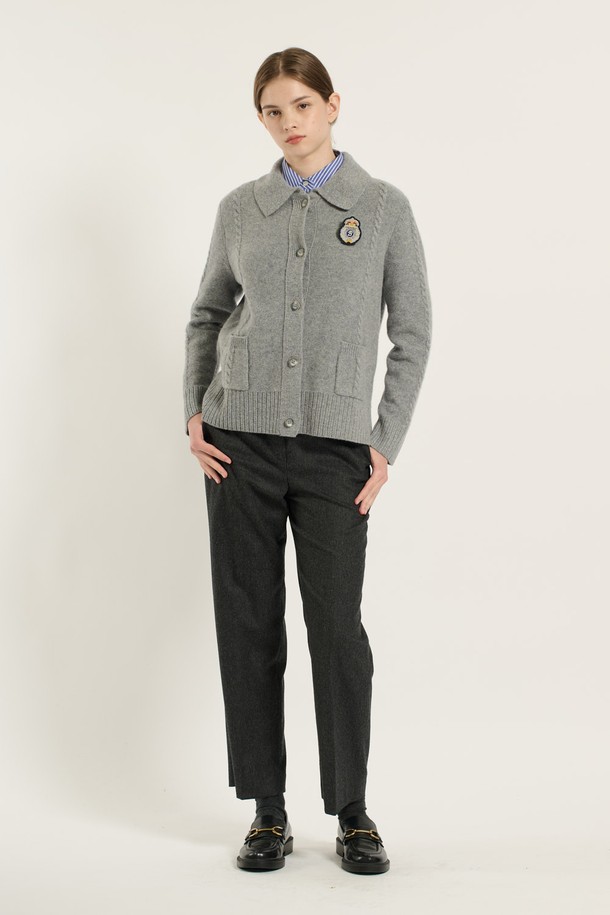 [25WT] 케이블 카라 가디건 - MULTI M GRAY (멀티 M 그레이) B5D9K10897는 여성용 케이블 카라 가디건입니다. 두꺼운 두께감의 니트 소재로 제작되어 가을, 겨울철에 따뜻하게 착용할 수 있습니다. 베이직하고 클래식한 스타일로, 레귤러핏과 레귤러 기장으로 편안한 착용감을 선사합니다. 차분한 그레이 컬러에 멀티 컬러 디테일이 더해져 포인트를 주며, 버튼 여밈 방식으로 간편하게 착용 가능합니다. 출근룩과 모임룩, 그리고 미니멀, 캐주얼, 클래식 스타일을 즐겨 입는 고객에게 추천합니다.
