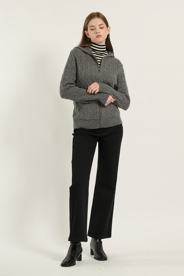 [25WT] 케이블 후드 집업 가디건 - MULTI M GRAY B5D9K17297은 여성용 상의 니트/스웨터 카테고리에 속하는 그레이 컬러의 가을/겨울용 가디건입니다. 베이직하고 캐주얼한 스타일로, 레귤러 기장의 긴소매 후드 디자인이며, 부드러운 울 소재에 케이블 패턴이 특징입니다. 레귤러핏으로 제작되었으며, 두꺼운 두께감과 집업 여밈 방식으로 편안하게 착용할 수 있습니다. 캐주얼, 클래식, 미니멀 스타일을 즐겨 입는 고객에게 적합합니다.
