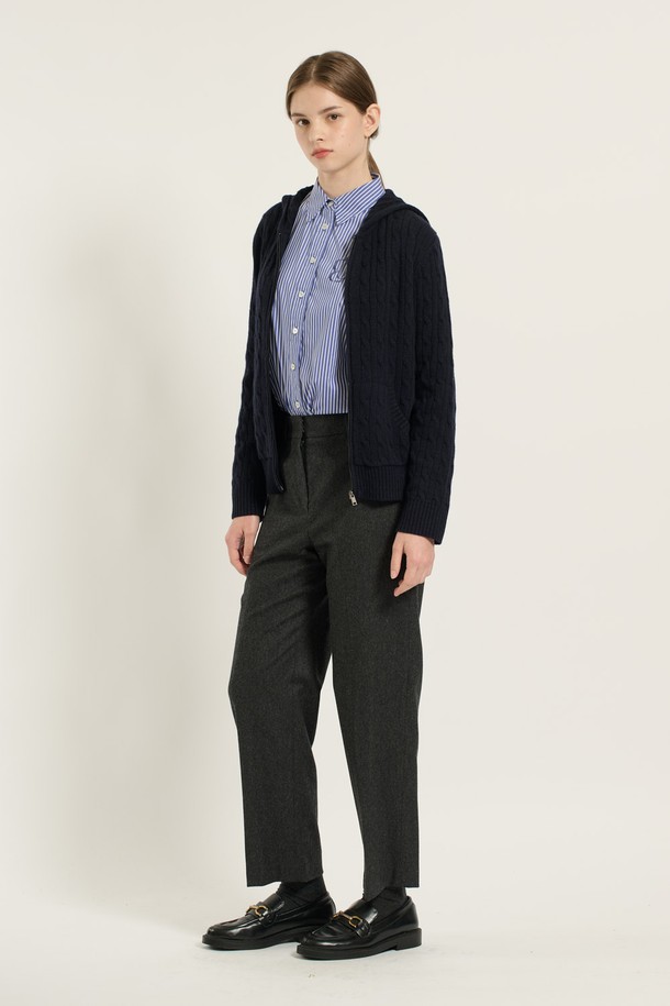 [25WT] 케이블 후드 집업 가디건 - NAVY B5D9K17255는 부드러운 니트 소재로 제작된 여성용 가디건입니다. 네이비 컬러에 케이블 패턴이 돋보이며, 레귤러 핏으로 편안하게 착용할 수 있습니다. 후드 디테일과 집업 디자인으로 캐주얼하고 미니멀한 스타일을 연출합니다. 간절기 시즌, 산책이나 집콕 시 따뜻하고 포근하게 걸치기 좋습니다. 봄, 가을에 어울리는 두꺼운 두께감으로 활용도가 높습니다.
