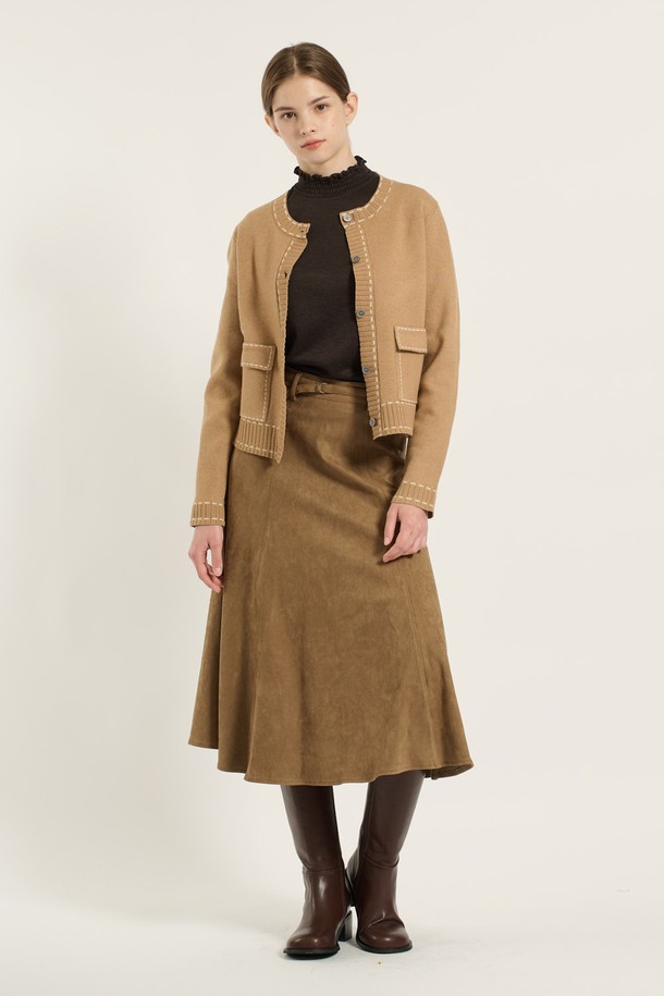 [25WT] 스티치 배색 가디건 - CAMEL B5D9K17780은 여성용 가디건으로, 봄, 가을에 착용하기 좋은 아이템입니다. 부드러운 니트 소재로 제작되어 편안한 착용감을 선사하며, 레귤러핏과 라운드넥 디자인으로 베이직하면서도 활용도 높은 스타일을 연출합니다. 카멜 컬러에 스티치 배색 디테일이 더해져 포인트를 주며, 긴 소매 기장과 중간 두께감으로 간절기부터 초겨울까지 폭넓게 활용할 수 있습니다. 출근룩, 모임룩 등 다양한 TPO에 클래식, 미니멀, 캐주얼 스타일로 코디하기 좋습니다.
