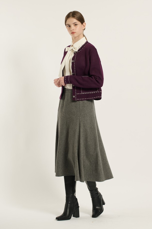 세련된 무드를 연출하는 [25WT] 스티치 배색 가디건 - PURPLE(퍼플)입니다. 부드러운 니트 소재에 라운드넥 디자인으로 편안한 착용감을 선사하며, 레귤러 핏과 얇은 두께감으로 봄, 가을 시즌에 활용하기 좋습니다. 클래식하고 엘레강스한 스타일을 살려주는 스티치 배색 디테일이 돋보이며, 데이트룩, 모임룩, 소개팅룩 등 다양한 TPO에 매치하기 용이합니다. 미니멀, 로맨틱 스타일을 즐겨 입는 여성분들께 추천하는 아이템입니다. 긴 소매 기장으로 더욱 여성스러운 분위기를 더합니다.
