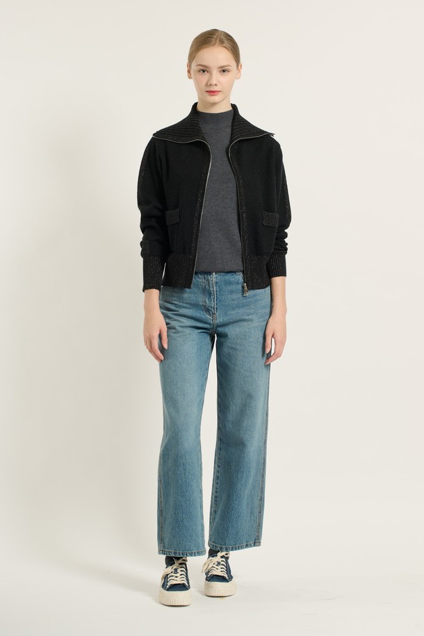 [25WT] 와이드 카라 니트 집업 - BLACK B5D9K17999는 여성용 상의 니트/스웨터입니다. 가을, 겨울에 착용하기 좋으며, 일상 및 캐주얼 룩에 적합합니다. 블랙 컬러의 레귤러핏 제품으로, 클래식, 모던, 캐주얼 스타일을 연출할 수 있습니다. 폴리에스테르, 레이온, 아크릴, 나일론 혼방 소재로 제작되었으며, 부드러운 촉감과 보통 두께감으로 편안하게 착용할 수 있습니다. 와이드 카라 넥 라인과 긴 소매, 지퍼 여밈 방식, 포켓 및 리브 짜임 디자인으로 포인트를 더했습니다.
